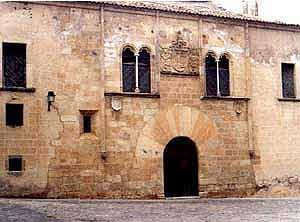 Pasear por el casco viejo de Cáceres es retornar ante las piedras del medievo. Foto guiarte