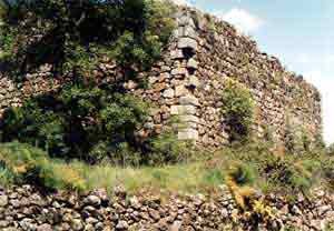 El fortín romano sigue vigilando sobre la Vía, en Calzada de Béjar. Foto guiarte