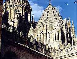 La catedral de Salamanca auna numerosos estilos, básicamente románico y gótico final, y está ligada estilísticamente -en lo románico- a las de Zamora y Plasencia. Copyright foto guiarte