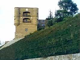 La poderosa silueta de la torre del antiguo castillo, actualmente parador. Copyright foto guiarte