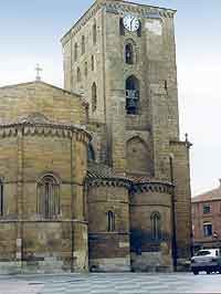 Esta es la mejor iglesia de Benavente, básicamente románica, Santa María del Azogue. Copyright foto guiarte