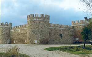 El bello castillo de Alija, en restauración, quedaba a la orilla de la Vía. Copyright foto guierte