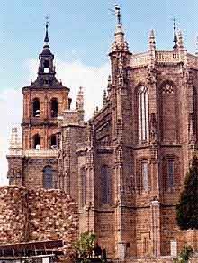 Ábside de la catedral de Santa María, junto a las murallas. Foto guiarte.