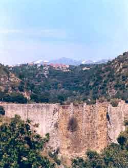 Un monumento desconocido: en Las Rozas, una inmensa presa de embalse cruza el valle del Guadarrama. Fué un proyecto ilustrado, utópico,  para hacer navegable el centro de España, proyecto que jamás se