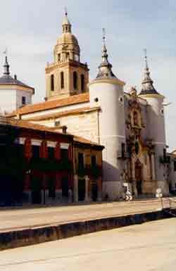 La poderosa iglesia de Rueda, cerca de Tordesillas. Fotografía de guiarte. Copyright