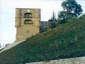 Lo que queda del magnífico alcázar de Benavente es este gran torreón, actualmente parador de turismo. Fotografía de guiarte.com. Copyright