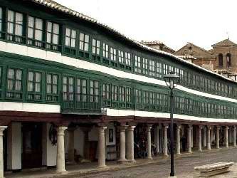 La plaza mayor de Almagro tiene una armonía constructiva magnífica. guiarte.com. Copyright