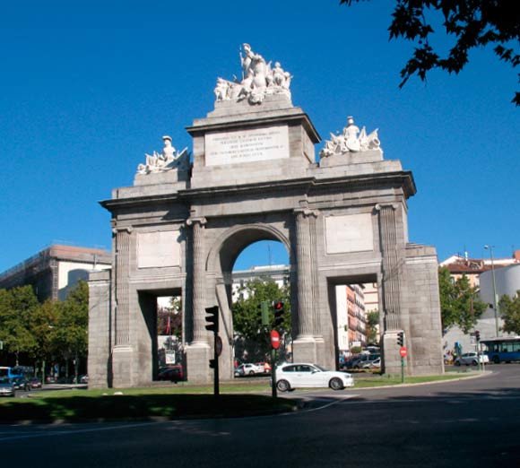 La popular Puerta de Toledo, en Madrid, es obra de inicios del siglo XIX. Imagen de guiarte.com