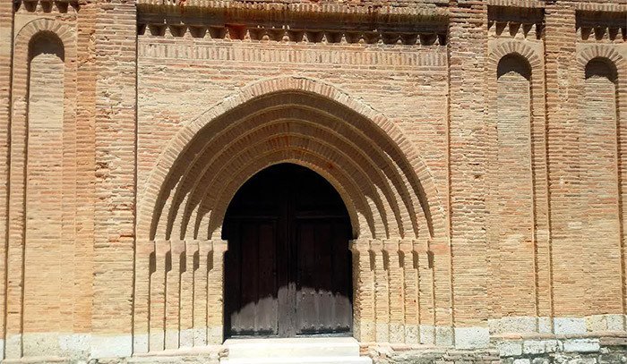 Toro conserva una magnífica riqueza monumental. Portada de San Lorenzo el Real. Imagen guiarte.com. Copyright