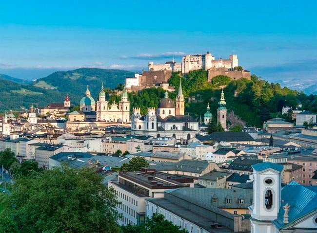 El poderío de la iglesia de Salzburgo es ostensible en el perfil de la ciudad. Imagen Salzburg-info. Copyright
