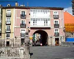 Monumentos, arcos, murallas y otros restos históricos abundan por todo el casco urbano de Burgos. Foto guiarte