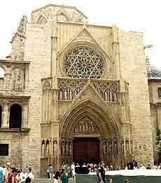 Puerta de los Apóstoles, de la catedral, donde se reúne el Tribunal de las Aguas. Foto guiarte-Fernández Miranda