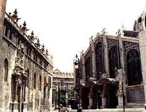 Imagen de iglesia de los Santos Juanes y el Mercado Central. Al fondo, la Lonja. Foto guiarte-Fernández Miranda