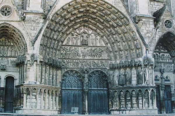 Detalle de la portada de la grandiosa catedral de Bourges. guiarte.com
