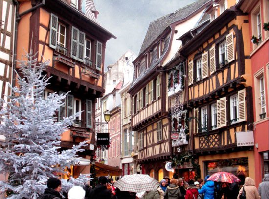 Animación por las calles de Colmar, en el entorno de la rue des Marchands, en periodo navideño. Imagen de Guiarte.com