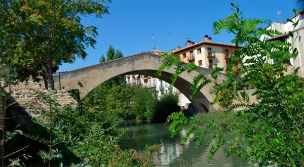 Puente medieval, sobre el cauce del Ega, en Estella. Imagen de José Holguera (www.grabadoyestampa.com), para guiarte.com