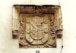 Bellos escudos, como este de la calle de San Pedro, testimonian el pasado noble de la vieja ciudad. Foto guiarte. Copyright