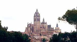 La mole catedralicia preside el centro urbano. Foto guiarte. Copyright