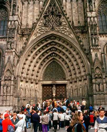 Turistas ante la entrada a la catedral de Barcelona. Guiarte. com Copyright