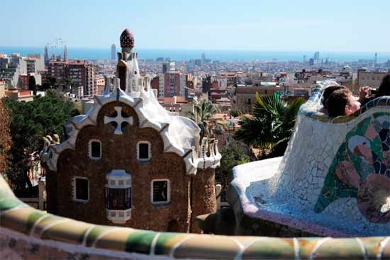 Detalle del Parque Güell de Barcelona, obra debida al arquitecto Antoni Gaudí y Patrimonio Mundial de la UNESCO. Guiarte.com/copyright