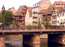 El agua del Ill y las edificaciones tradicionales son esencia de Estrasburgo. Foto guiarte.Copyright