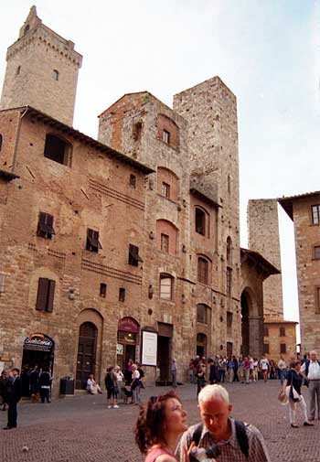 San Gimignano: Torres y palacios integran una arquitectura marcadamente cubista. Guiarte.com. Copyright
