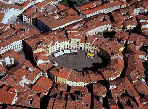 Sobre el plano de la ciudad de Lucca se descubre la silueta del  anfiteatro romano. Imagen de www.luccatourist.it.