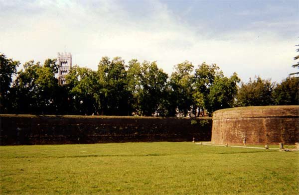 La rojiza muralla de ladrillo que envuelve a Lucca. Fotografía de Guiarte.com