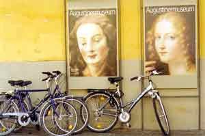 Junto a la naturaleza, se puede hallar una notable cultura. Bicicletas junto al Museo de los Agustinos, en Friburgo. Fotografía de Tomás Alvarez. guiarte. Copyright