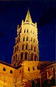 Imagen nocturna de la popular torre de San Sernín. Fotografía de guiarte. Copyright