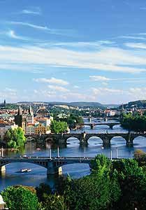 Sucesión de puentes, en torno al Vltava, uniendo las distintas zonas monumentales de Praga. Czech Tourist Authority