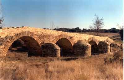 Otro puente, más modesto, pero de origen romano. El del Valimbre, perteneciente al itinerario de la Vía de la Plata, que unía Mérida y Astorga, en las cercanías de ésta ultima ciudad. Fotografía de gu