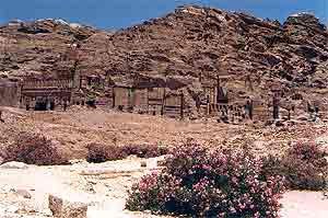 Petra aún tiene grandes espacios por descubrir. Al fondo  el farallón rocoso de las Tumbas Reales. Imagen de guiarte.com. Copyright