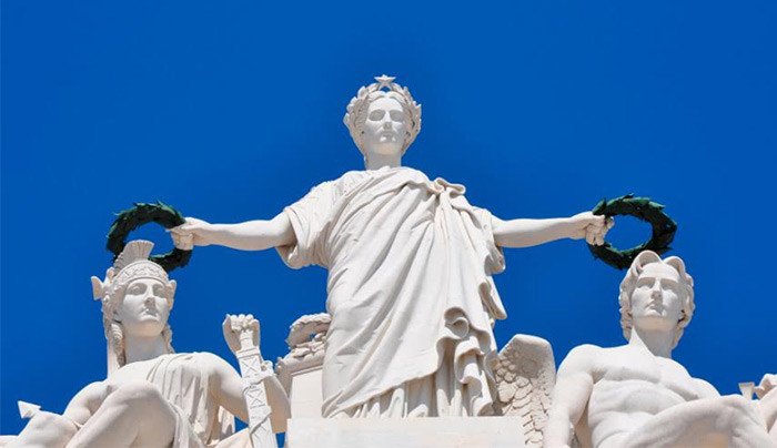 La Gloria otorga sendas coronas de laurel a la Virtud y el Valor. Estatuas de la Plaza del Comercio de Lisboa. Imagen de Beatriz Álvarez para Guiarte.com