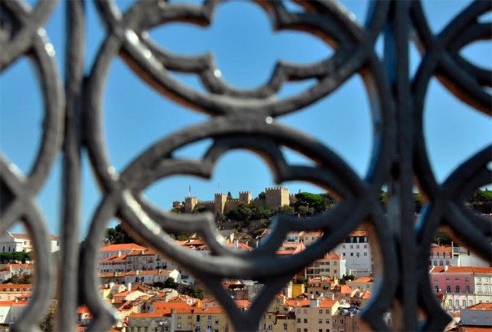 Vista desde el mirador de Santa Justa. Al fondo el castillo de San Jorge. Imagen de Beatriz Álvarez para Guiarte.com