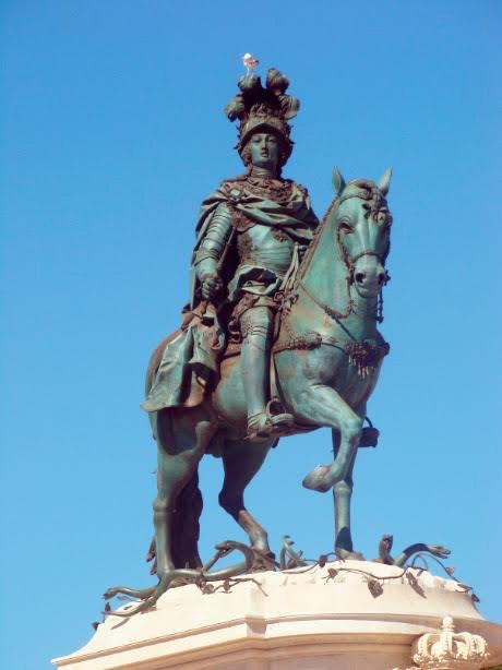 Estatua de bronce de José I, en la plaza del Comercio, donde se hallaba la dedicada a Apolo, hasta el terremoto de 1755. Imagen de Beatriz Álvarez para Guiarte.com