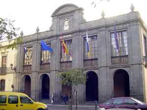 El edificio neoclásico del ayuntamiento local. guiarte.com. Copyright