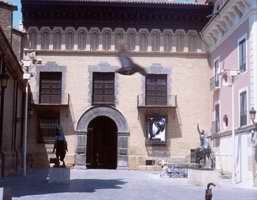 La gran historia de la ciudad se refleja en murallas, templos o palacios, como éste, sede de un museo de escultura. guiarte.com. Copyright
