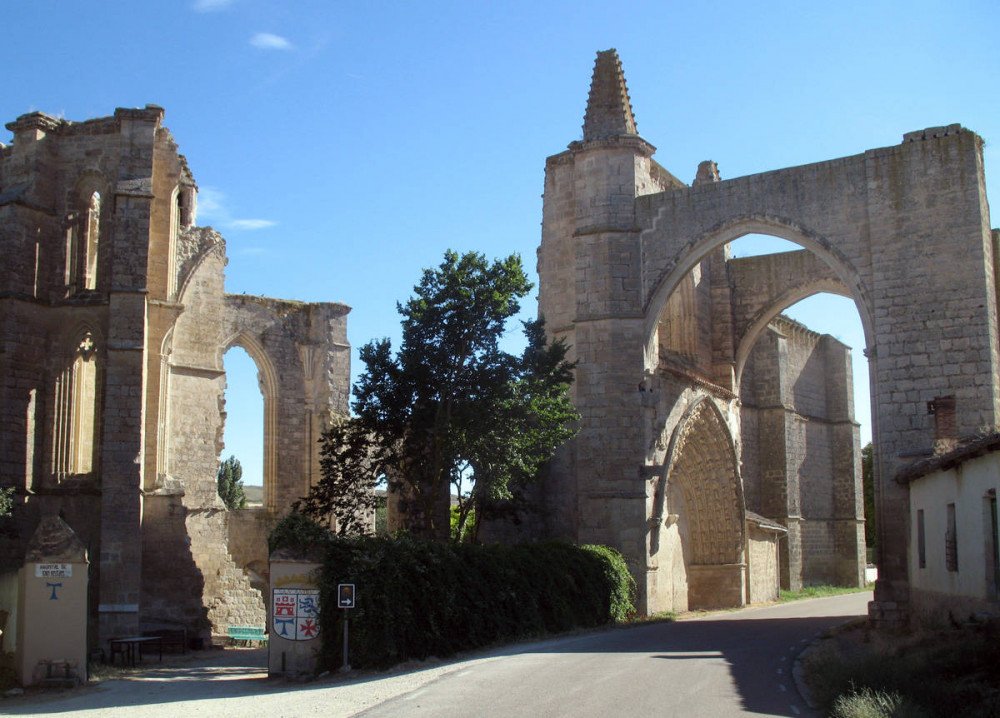 Convento de San Antón, en las afueras de la villa de Castrojeriz. De la grandeza gótica a la ruina. Imagen de Guiarte.com
