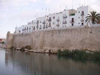Las murallas encorsetan el cerro sobre el que se asienta el castillo y el casco viejo. Imagen de Miguel Moreno