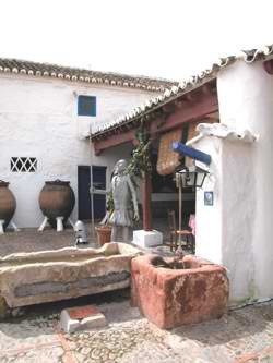 Estatua de Don Quijote en el interior de una venta de Puerto Lápice. Imagen de guiarte.com. Copyright