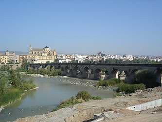 A la orilla del río, se asienta la bellísima urbe andaluza. guiarte.com. Copyright