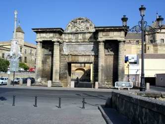 Arco triunfal, en un extremo del puente romano. guiarte.com. Copyright