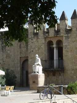 Una estatua en memoria de Maimónides, a la vera de la muralla. guiarte.com. Copyright