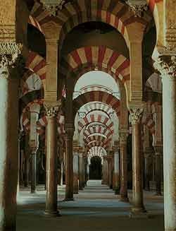 La soprendente arquitectura interior de la mezquita. guiarte.com