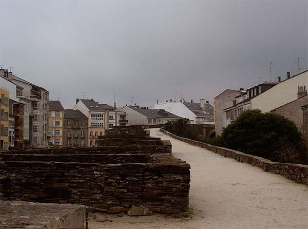 Lugo tambien tiene encanto los dias nubosos. La muralla romana es un paseo que permite contemplar la ciudad desde la altura. Imagen Guiarte.com