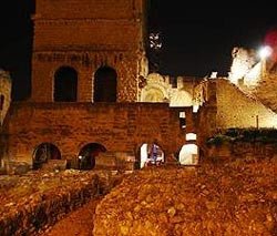 Vista nocturna del Teatro y una zona de ruinas romanas de su entorno. guiarte.com. Copyright