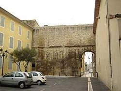 Restos de construcción romana en la ciudad. guiarte.com Copyright