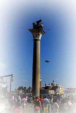 El león alado, símbolo de Venecia, sobre una columna, en el cogollo urbano de la ciudad. guiarte.com