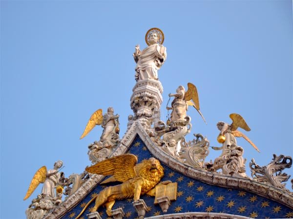 El león dorado de San Marcos, en la portada catedralicia veneciana. imagen de Beatriz Alvarez. Guiarte.com